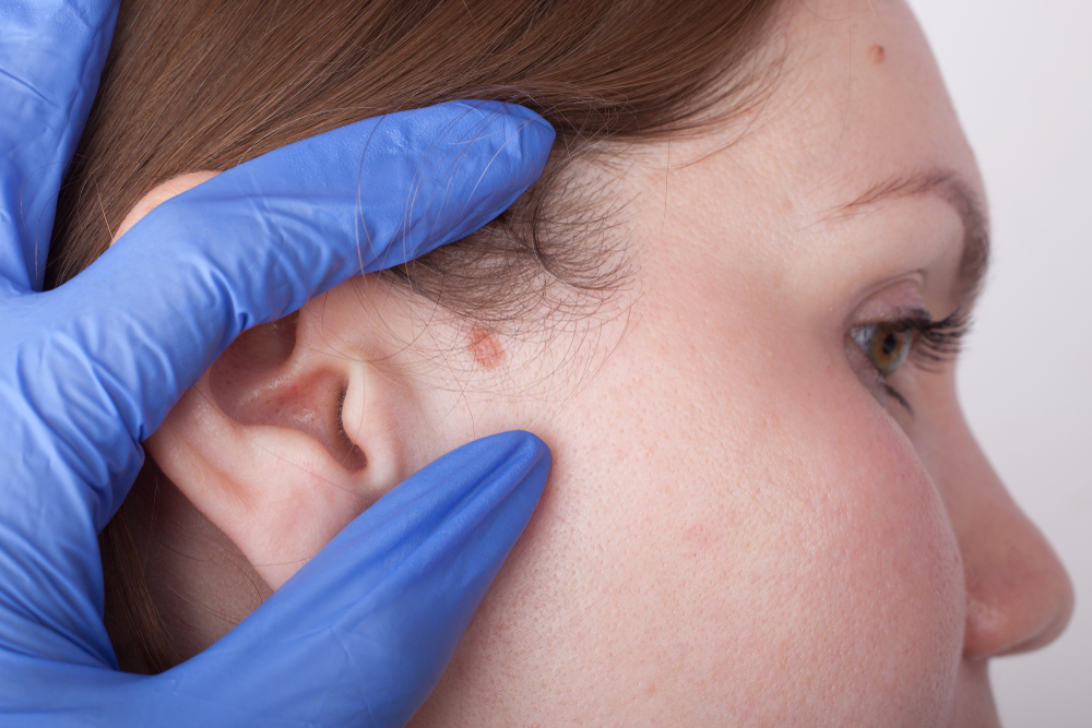 Oncologist,Examining,Female,Patient,In,Clinic.,Cancer,Awareness